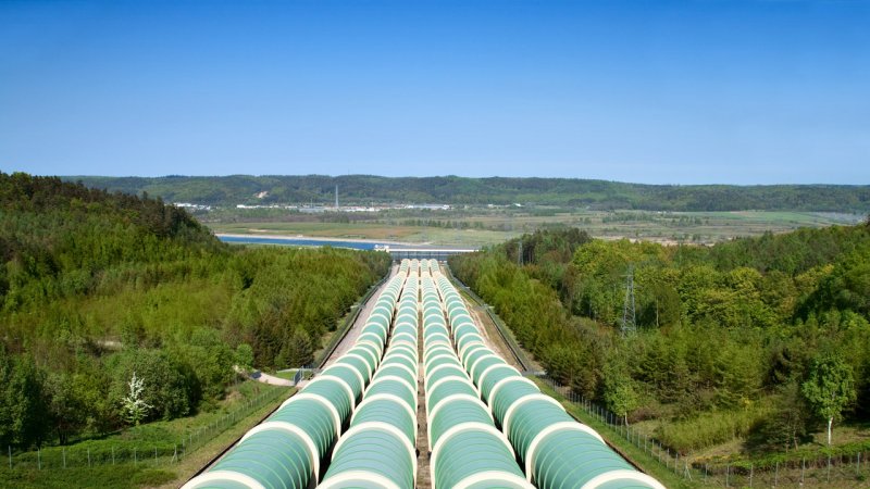 The large penstocks convey water to the turbines in the powerhouse. (Source: © Cobalt / stock.adobe.com)