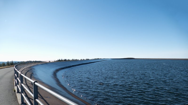 The upper reservoir of a pumped-storage hydroelectric power plant situated high above the lower reservoir in the valley. (Source: © luciezr / stock.adobe.com)