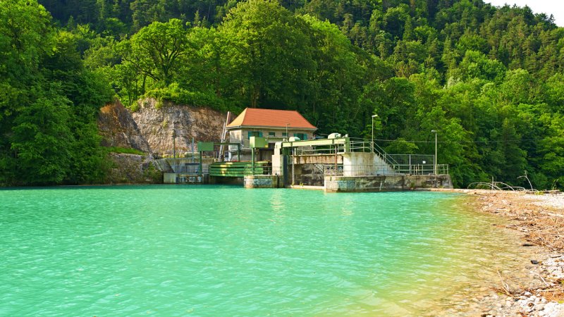 A small hydroelectric power plant in a rural setting. (Source: © haveseen / stock.adobe.com)