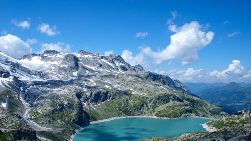 Water from precipitation that accumulates in the Alps represents significant hydropower potential and may be used to generate electricity. (Source: © rparys / stock.adobe.com)