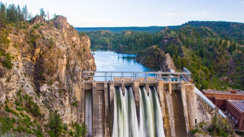 The energy of water discharged through spillways is not harnessed for electricity generation. (Source: © photogeek / stock.adobe.com)