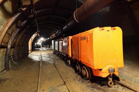 In principle, underground mining of uranium does not differ significantly from the mining of other polymetallic ores. Its subsequent processing and use in the nuclear fuel cycle, however, are quite different. (Source: © TTstudio / stock.adobe.com)