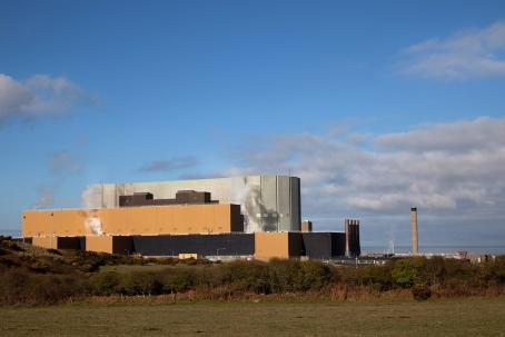 The Wylfa nuclear power plant in Great Britain, with two Magnox reactors, was one of the first nuclear power plants to use dry storage for spent fuel. (Source: © Gail Johnson / stock.adobe.com)