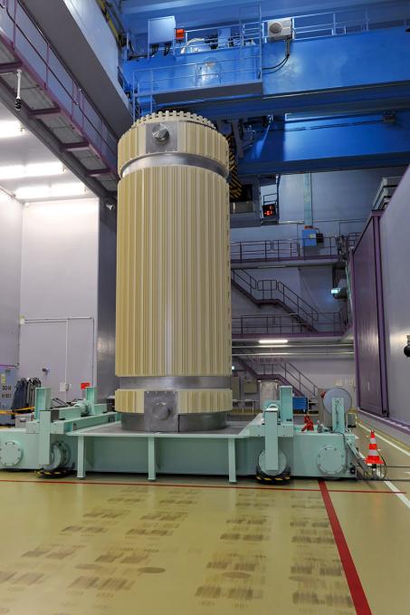 A transport and storage cask for spent nuclear fuel being handled inside an interim storage facility. Such casks provide containment, radiation shielding, decay heat removal and physical protection during transport and long-term storage. (Source: © fototrm12 / stock.adobe.com)
