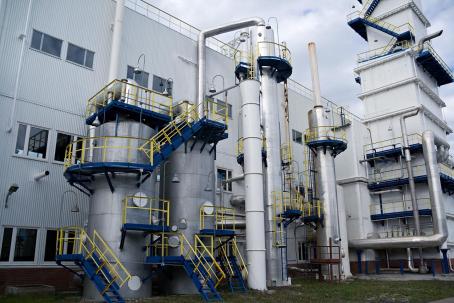 Helium is a chemically inert gas used as a coolant in high-temperature gas-cooled reactors. Commercial helium is obtained mainly from natural gas deposits containing elevated concentrations of this noble gas. (Source: © OlesiaRu / stock.adobe.com)