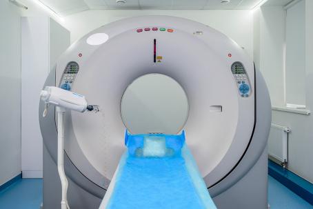 Detail of the sliding table of a computed tomography (CT) scanner at a cancer treatment centre. (Source: © flywish / stock.adobe.com)