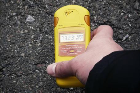 Handheld radiation survey meter used to measure radiation levels and detect radioactive contamination on objects and materials. (Source: © Red Frog Photo / stock.adobe.com)