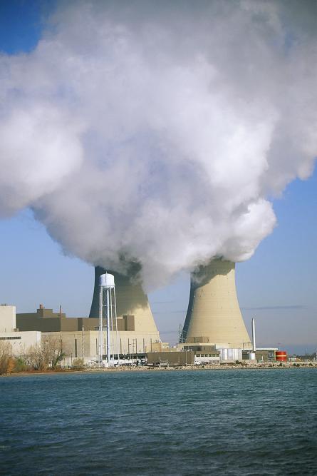 On the shore of Lake Erie between Detroit and Toledo, the Enrico Fermi Nuclear Generating Station is named after the Italian physicist Enrico Fermi. The site operates a single boiling water reactor with an electrical output of about 1,200 MW. An earlier sodium-cooled fast breeder reactor, Fermi 1, was permanently shut down in 1972 and is being decommissioned. (Source: © spiritofamerica / stock.adobe.com)