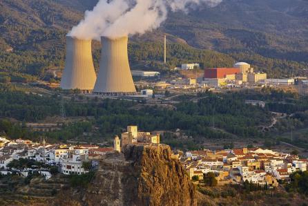 Cofrentes is a picturesque Spanish village dominated by its castle, with the Cofrentes Nuclear Power Plant and its boiling water reactor in the background. (Source: © h368k742 / stock.adobe.com)
