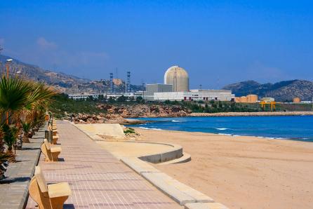 View of the Vandellós nuclear site from the beach at the Spanish resort of L'Almadrava. (Source: © Marlee / stock.adobe.com)