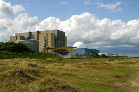 Two views of the Sizewell nuclear site in Suffolk, Great Britain. In the foreground is Sizewell A, with two Magnox reactors undergoing decommissioning; in the background is the operating Sizewell B power station with a single pressurised water reactor. (Source: © sw67 / stock.adobe.com)