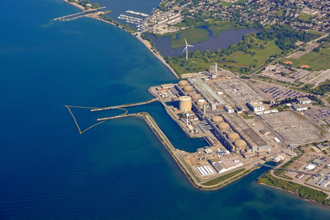 The Pickering Nuclear Generating Station, located on the shore of Lake Ontario in Canada, was built with eight CANDU heavy water reactors. (Source: © skyf / stock.adobe.com)