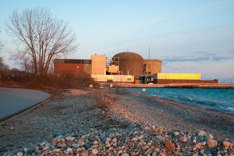 The Pickering Nuclear Generating Station on the shore of Lake Ontario in Canada. Its CANDU reactors use horizontal pressure tubes containing natural uranium fuel and can be refuelled during operation. (Source: © roxxyphotos / stock.adobe.com)