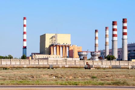 The sodium-cooled BN-350 fast breeder reactor in Aktau, Kazakhstan. In addition to generating electricity, it supplied heat for the large-scale desalination of Caspian Sea water and provided fresh water for the city of Aktau. (Source: © yevgeniy11 / stock.adobe.com)
