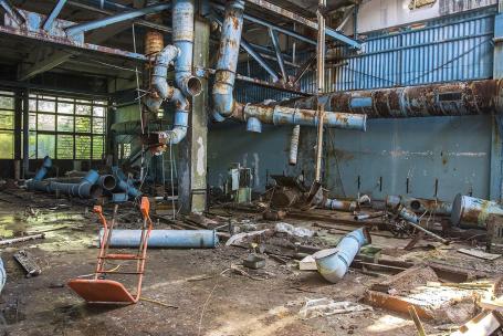 The ruins of industrial and commercial buildings in the abandoned town of Pripyat give it the appearance of a ghost town. After decades without permanent inhabitants, many buildings are deteriorating and vegetation is gradually reclaiming the urban landscape. (Source: © Mariana Ianovska / stock.adobe.com)