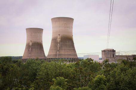 Night view of the cooling towers of Unit 1 at the Three Mile Island nuclear power plant. The TMI-2 accident led the US nuclear industry to establish the Institute of Nuclear Power Operations (INPO) in 1979. INPO promotes high standards of nuclear power plant operation through training, performance evaluation, operating experience and the sharing of good practices. (Source: © ERIK BERGIN PHOTOS / stock.adobe.com)