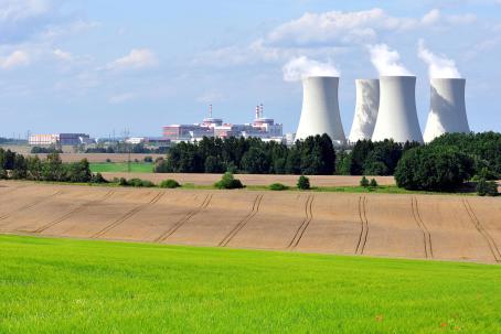 The two units of the Temel&iacute;n Nuclear Power Plant are located in the South Bohemian countryside. The plant and its surroundings have been subject to continuous environmental and radiation monitoring since operation began. Nuclear reactors generate electricity without burning fossil fuels and therefore produce virtually no direct CO₂ emissions during operation. (Source: ©vencav / stock.adobe.com)