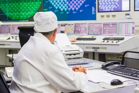The control room serves as the operational centre of a nuclear power plant, where operators monitor plant systems and ensure their safe and reliable operation. (Source: © dedmorozlab / stock.adobe.com)