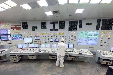 Control rooms combine instrumentation, control systems and operator expertise to ensure the safe operation of a nuclear power plant. Newer plants increasingly integrate these functions into digital monitoring and control systems. (Source: © Mulderphoto / stock.adobe.com)