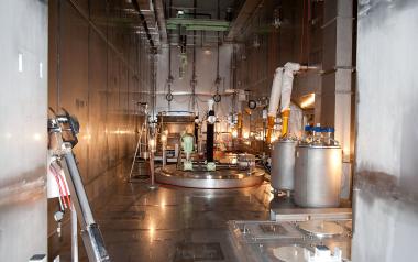 Hot cells enable the safe inspection, processing and packaging of highly radioactive waste using remotely operated equipment behind thick shielding walls. (Source: © fototrm12 / stock.adobe.com)