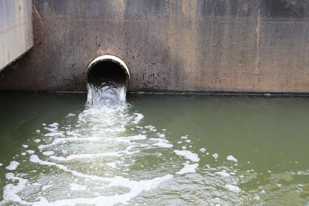 Some low-activity liquid effluents containing radionuclides such as tritium cannot readily be concentrated. After treatment and monitoring, controlled quantities may be released into the environment within strictly authorised limits. (Source: © supakitmod / stock.adobe.com)