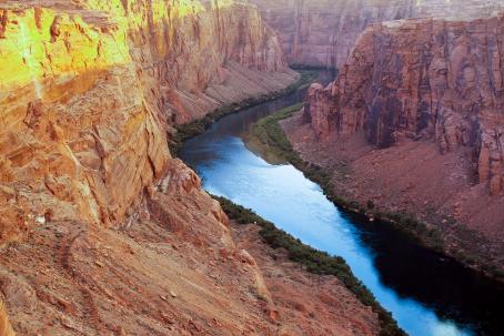 The ideal place for the construction of new hydroelectric power plants is deep rocky canyons, as in the case of the Colorado River in Arizona (USA).