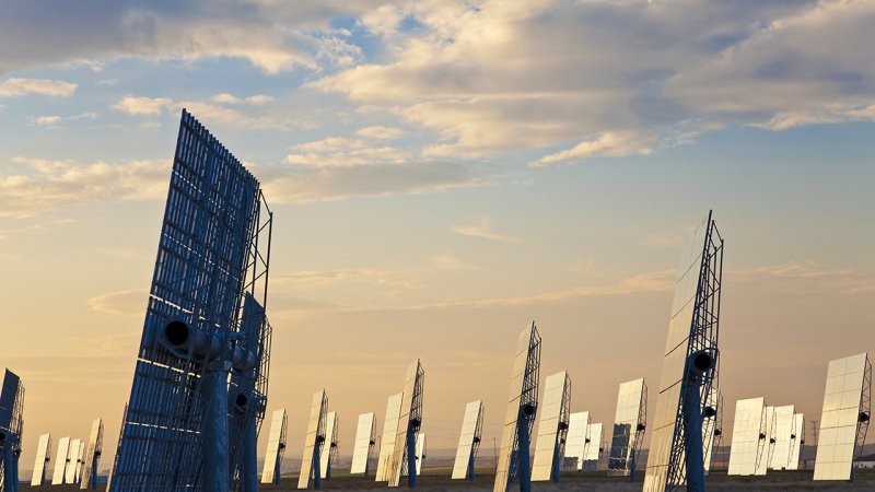 A field of heliostats ready to reflect the first sunlight of the day onto the receiver at the top of the tower. (Source: © Darren Baker / stock.adobe.com)