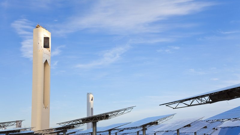 The towers of the PS10 and PS20 solar power plants in Andalusia, Spain, before sunrise. (Source: © Darren Baker / stock.adobe.com)