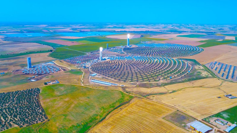 A view of the PS10 and PS20 central tower solar power plants near Seville, Andalusia, Spain. (Source: © SHD / stock.adobe.com)