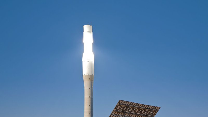 A central tower solar power plant with a cylindrical receiver, allowing heliostats to be positioned around the central tower. (Source: © paulrommer / stock.adobe.com)