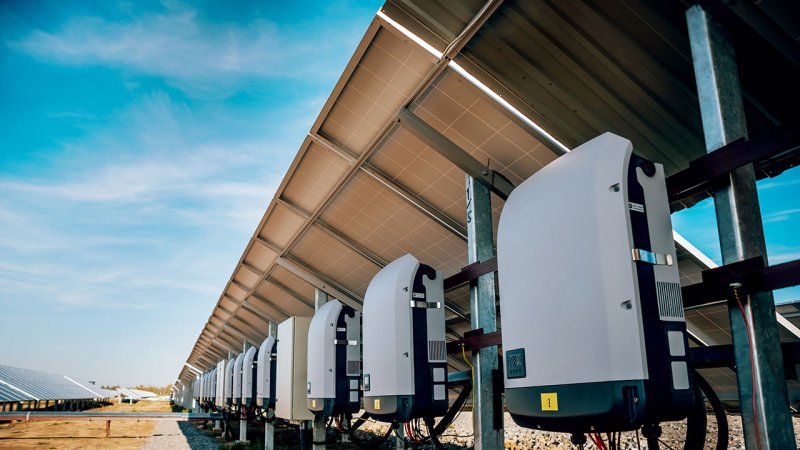 Grid-connected photovoltaic power plants use inverters to convert the direct current generated by the solar panels into alternating current. (Source: © romaset / stock.adobe.com)