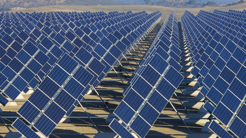 Solar panels of a photovoltaic power plant mounted on supporting structures that allow them to track the apparent movement of the Sun. (Source: © pedrosala / stock.adobe.com)