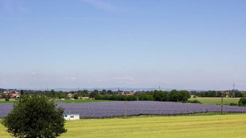 Large photovoltaic power plants can occupy significant areas of agricultural land. (Source: © cre250 / stock.adobe.com)