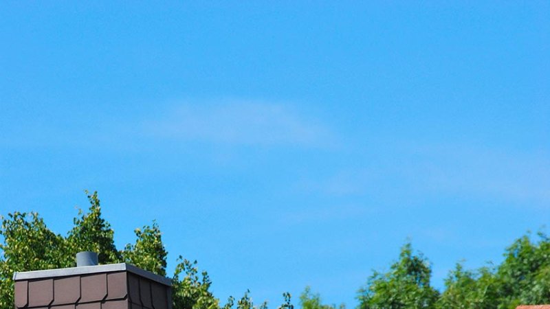 Even a single solar collector can significantly reduce the energy required for water heating. (Source: © Otmar Smit / stock.adobe.com)