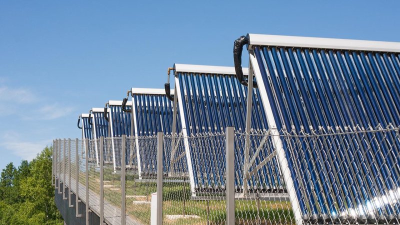 A large array of evacuated tube solar collectors installed in rows. (Source: © indukas / stock.adobe.com)