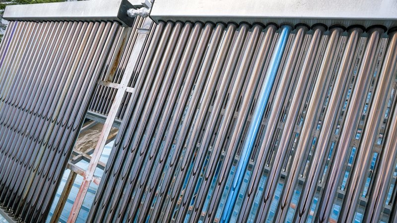 Individual tubes of an evacuated tube collector can be replaced if they are damaged. (Source: © jimmyan8511 / stock.adobe.com)