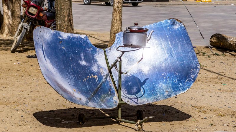 A parabolic solar cooker is used to boil a kettle in Tibet. (Source: © UlyssePixel / stock.adobe.com)