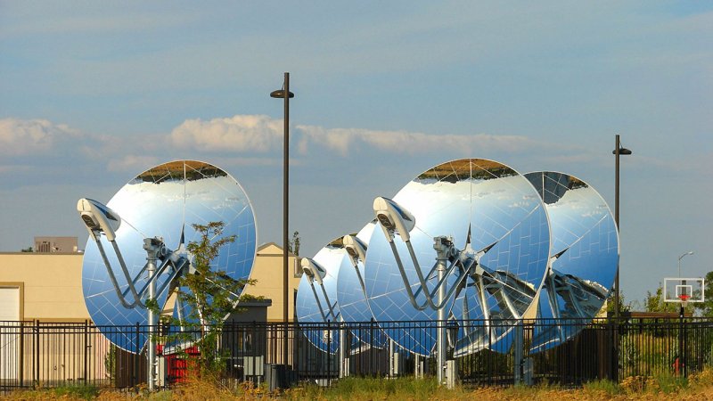 Parabolic dish collectors can achieve receiver temperatures of around 700 °C and very high solar-to-electric conversion efficiencies. (Source: © jdoms / stock.adobe.com)