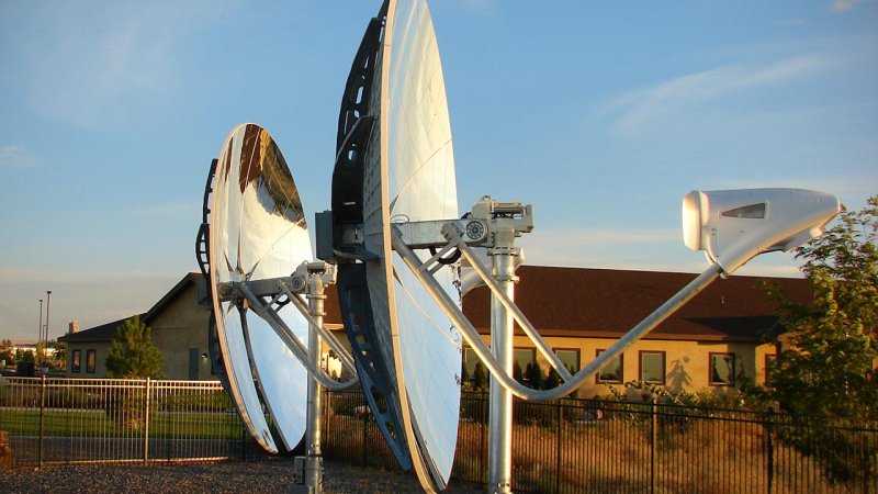 Parabolic dish collectors are commonly used in combination with a Stirling engine. (Source: © jdoms / stock.adobe.com)
