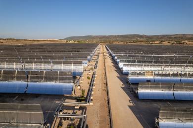 The largest solar power plants consist of a truly enormous number of long rows of trough collectors.