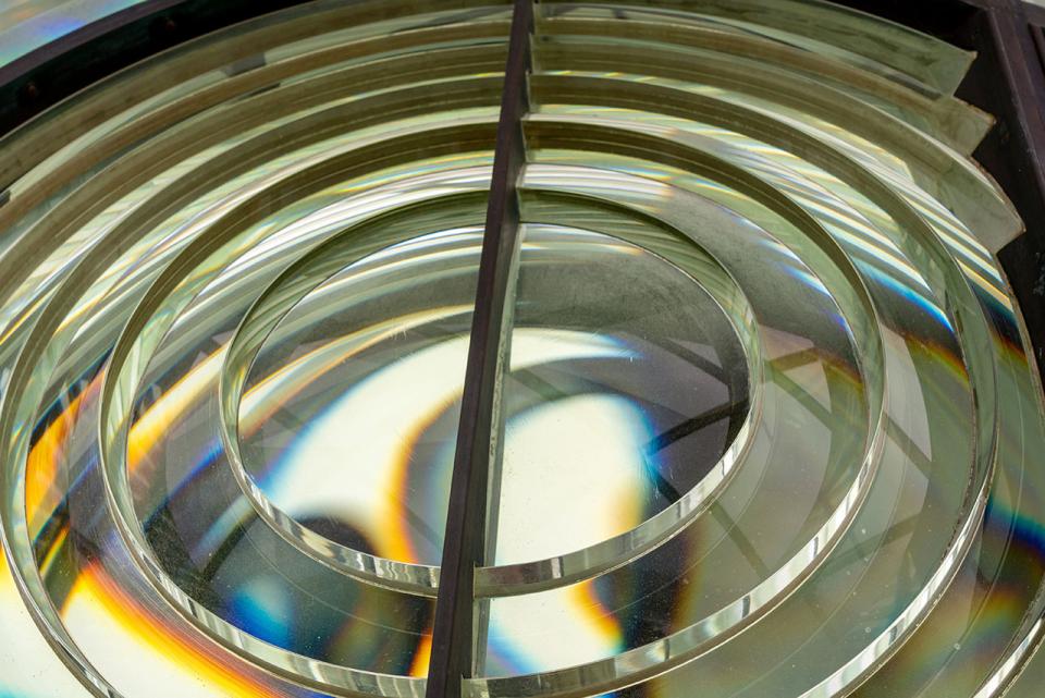 The principle of the Fresnel lens inspired the use of multiple rows of reflectors to concentrate solar radiation onto a linear receiver.