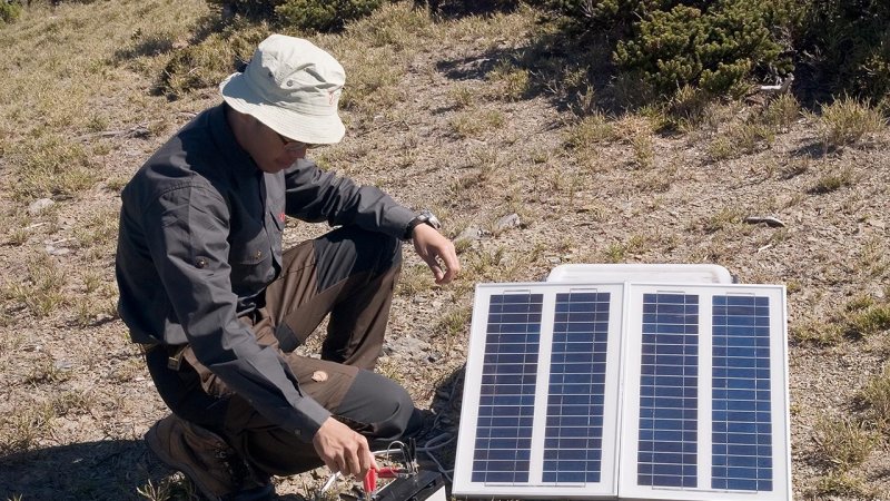 Charging a battery using a solar charger — a practical use for smaller solar panels. (Source: © spaceport9 / stock.adobe.com)