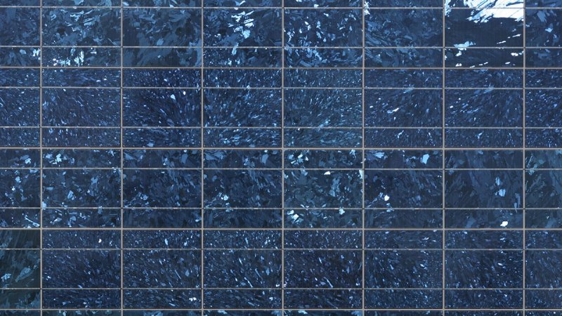 The basic element of a polycrystalline solar cell is a silicon wafer with visible individual crystal grains. (Source: © Foto-Ruhrgebiet / stock.adobe.com)