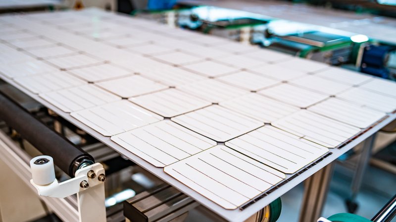 The production of a solar panel begins with arranging the photovoltaic cells on the back plate and interconnecting their electrical contacts. (Source: © Vadim / stock.adobe.com)