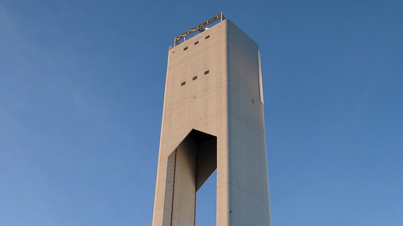 The rear side of the solar tower at the PS20 power plant near Seville, Spain. (Source: © paulrommer / stock.adobe.com)