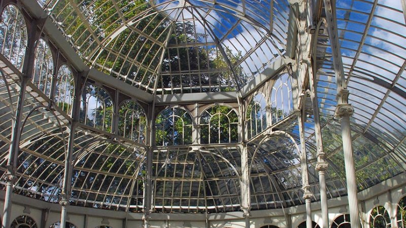 Glazed extensions of buildings can provide winter and botanical gardens heated by the Sun. (Source: © dariya / stock.adobe.com)