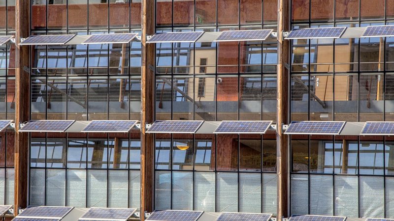 A building combining passive and active solar systems. (Source: © creativenature.nl / stock.adobe.com)