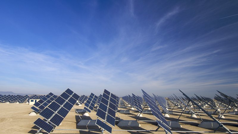 Photovoltaic systems require no fuel and can be expanded modularly. (Source: © pedrosala / stock.adobe.com)
