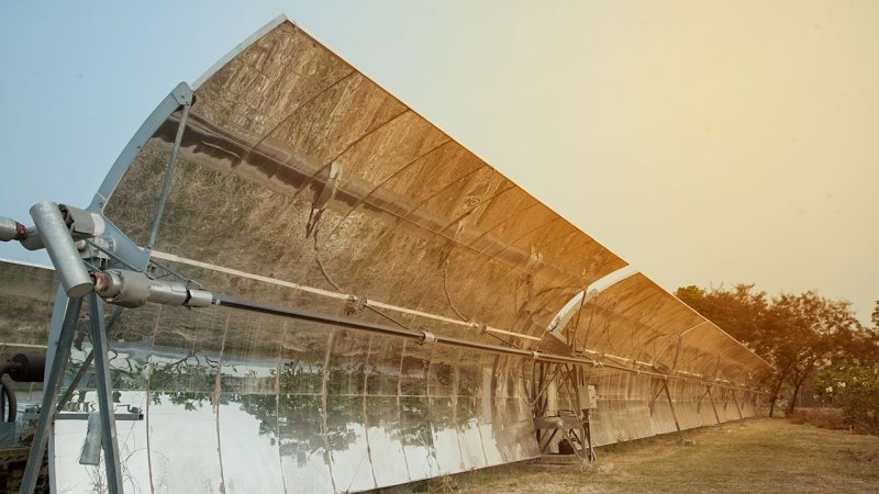 Solar power plants require substantial initial investment, but no continuous fuel supply. (Source: © topten22photo / stock.adobe.com)