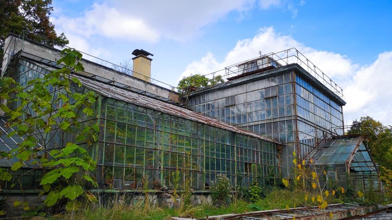 Historic botanical greenhouses were built in a wide variety of shapes and forms. (Source: © st1909 / stock.adobe.com)